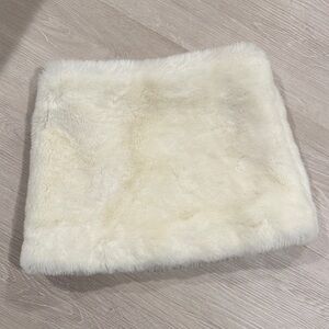 White House Black Market Ivory Faux Fur Scarf
Collar